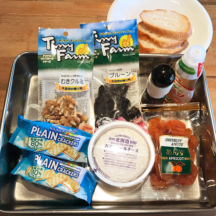 バゲットのドライフルーツとチーズ乗せの材料