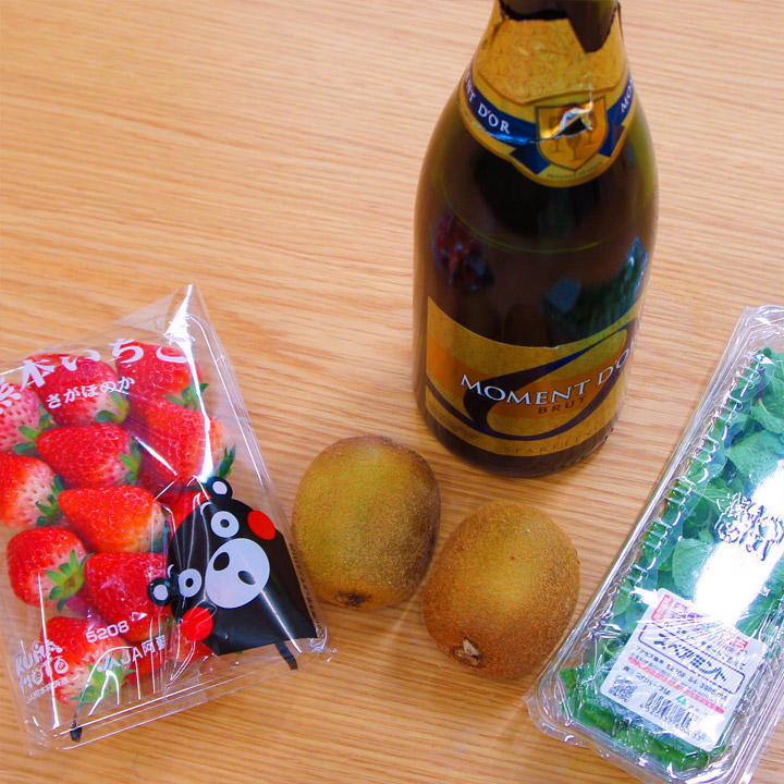 イチゴとキウイの甘酸っぱいスパークリングサングリアの材料