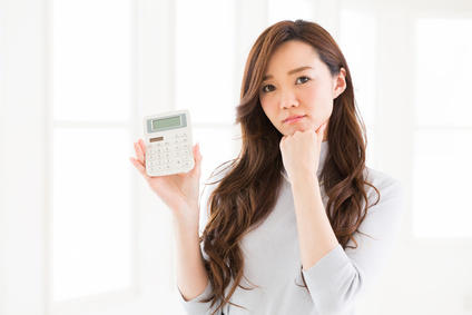 プレゼントの相場を調べる女性